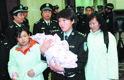 假护士从病房偷走刚出生女婴