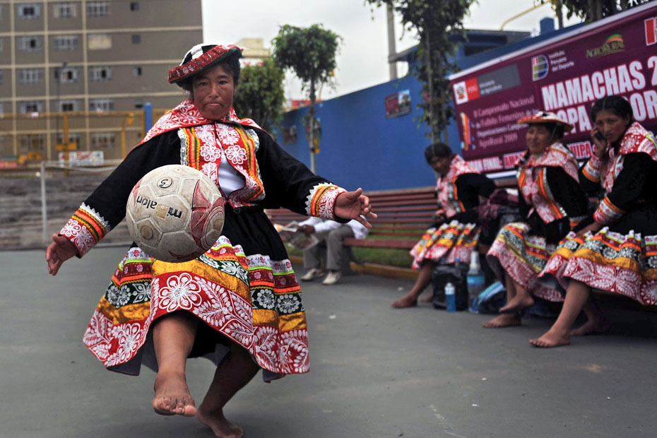 秘鲁印第安妇女足球赛 妙趣横生(高清组图)