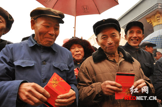 湖南近9万农村老人领取首笔养老金 明年全省推