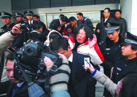 受害人康伟东的母亲郑翠红在法庭上一度昏厥,被背出法庭.