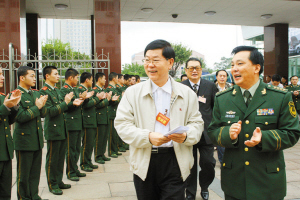 谭国箱,陈应春等市领导前往深圳特检站慰问.深圳特区报记者 邱海彬 摄