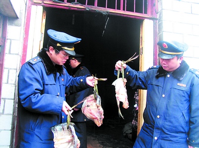 工商要查证件 老板撒腿就跑