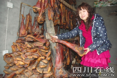 北川妹妹练摊 代为乡邻卖腊肉