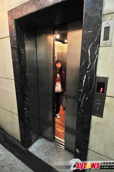 一岁孩子惊险上演电梯门 家长疏忽险酿祸(图