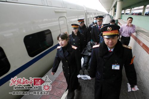 动车上孕妇险流产 车站紧急疏通送急救(图)