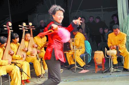 许昌市豫剧团和英协艺术团在许昌椹涧联合演出