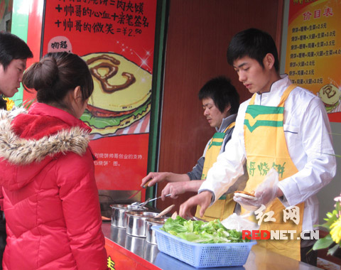 烧饼帅哥被迫开分店 包建斌上了招牌