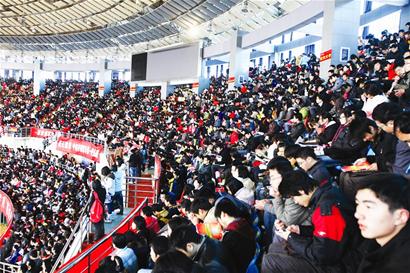 图文：近万学子“挤爆”本报考研报告会