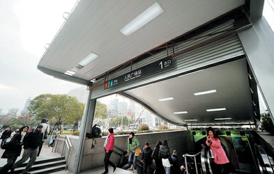 轨交人民广场站1号入口建新雨棚