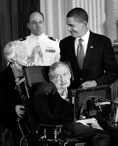 霍金不满政府削减科研经费,不想再当英国国宝