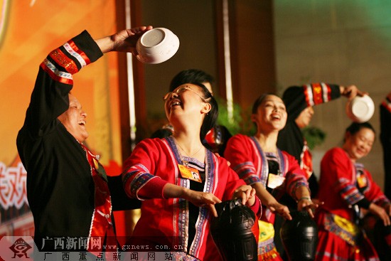 [原创]广西、贵州代表团共同联欢 代表们登台献