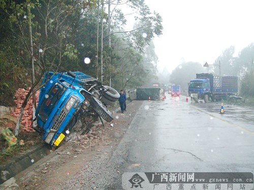 雨雾天气致南宁交通事故频发 数十名交警上路警示