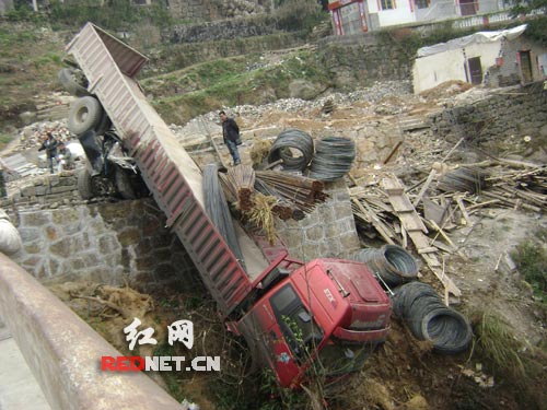 大货车倒挂在吊井岩大桥河坎上红网湘西3月14日讯(通迅员 唐庆)3月13