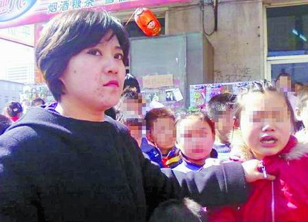 检察院女书记员当街暴打小学生 事发辽阳,引网