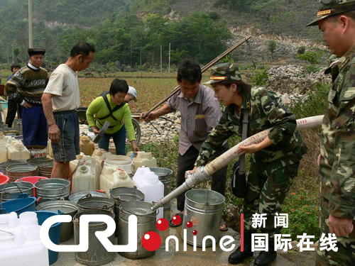 飒爽的广西消防女战士为隆安县都结乡荣朋小学的同学们灌满水桶 甘