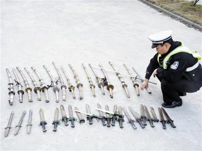 图文:一天内两查卧铺车 收缴砍刀刺刀成堆