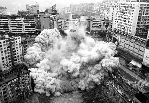 这是周围高楼林立的爆破现场(4月7日摄).当天,重庆市涪陵区兴华...图片 78244 300x208