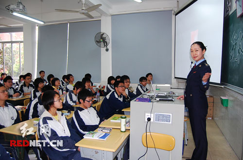 湖南省地税局官员进课堂、上街头宣传税收法规