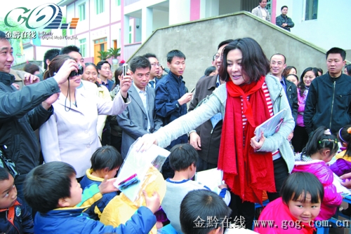 香港影星关之琳赤水捐建希望小学