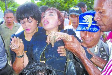 印尼一客机坠河解体致20人受伤