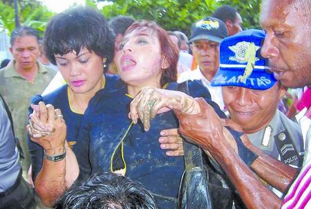 印尼一客机坠河解体致20人受伤