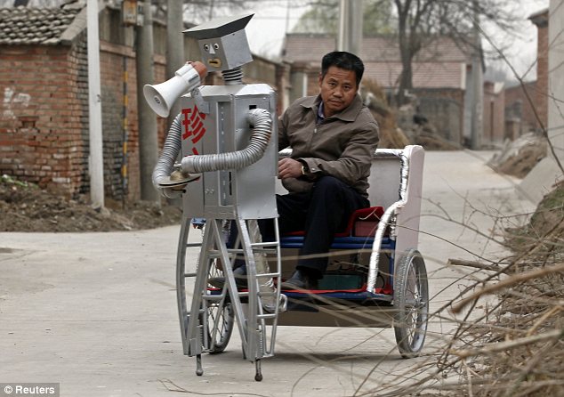 中国农民利用废品制造机器人 作品将登上世博