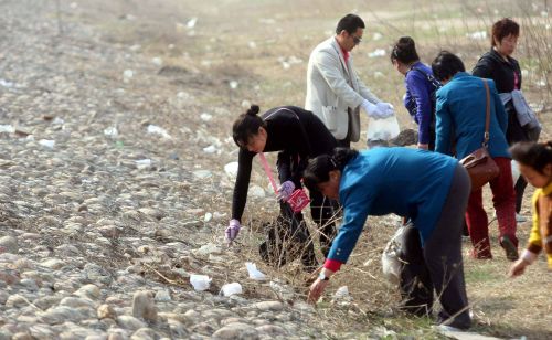 60余名志愿者赴抱犊寨、太平河捡垃圾(图)_新闻中心_新浪网