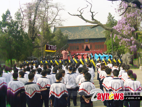我们成人了——百名大学生五四节接受传统汉服礼仪加冠(图)