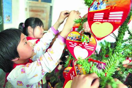 河南青年志愿者关爱农民工子女服务行动启动