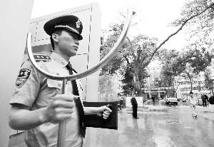 并配备防暴叉盾牌等专用