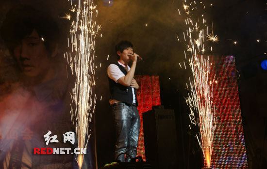 林俊杰唱响湖南农业大学 劲歌热舞high翻全场