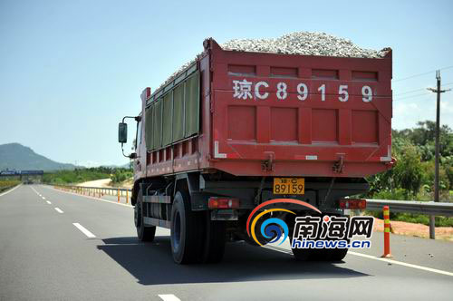 超载车运沙石洒落东线高速 行车像跳"的士高"