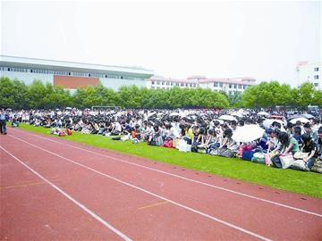 图文:重庆近千高中生毕业跪拜恩师