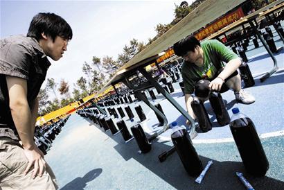 图文:2175人演绎可乐喷泉