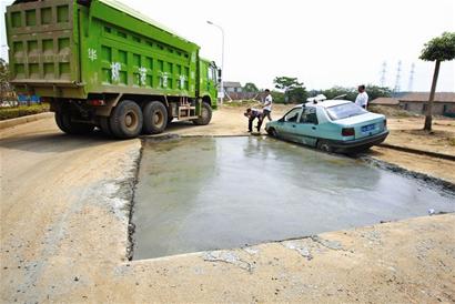 图文:的士陷进沼泽里