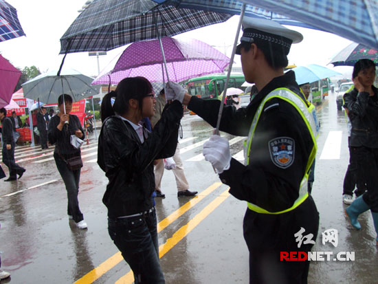 高考首日天不作美 慈利交警为考生雨中护航