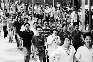 尊严地生活 新华社刊发长篇通讯分析富士康坠