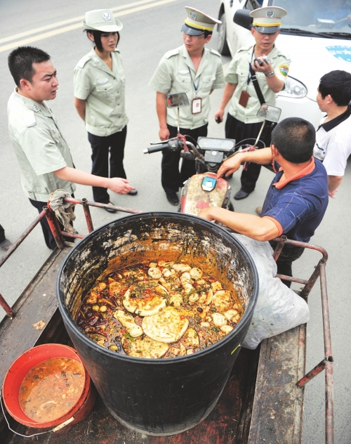 潲水里头捞油水"游击队"白天也敢干