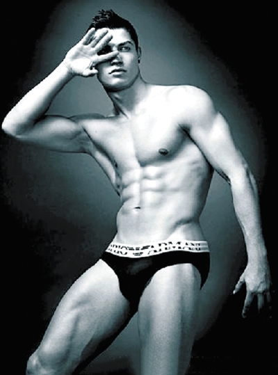 踢球的小子身上