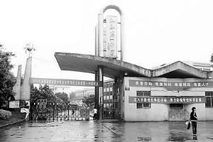 教育局长涉嫌助子高考作弊 违规进入儿子考场