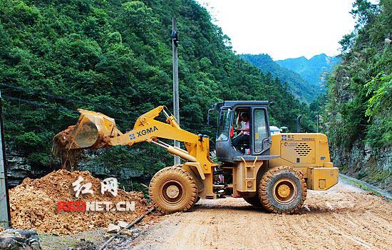 暴雨造成省道s326线江华段山体滑坡 目前已恢复畅通