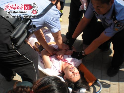 ��¥����ʯ��ׯһŮ���ɸ����������(ͼ)