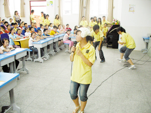 大学生扮喜羊羊灰太狼教小学生如何保护自己