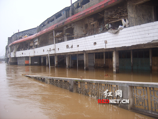 图文:沅水水位暴涨辰溪县城低洼处进水