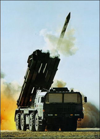 国产phl03式远程重型多管火箭炮发射瞬间