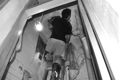 图文:女子脚卡厕所蹲坑 战士拆楼板救人