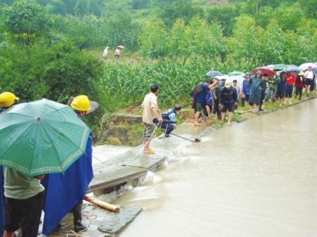 重庆永川暴雨酿水库漫坝险情80余村民随时转移