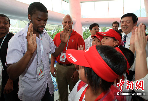 NBA火箭队球员与中国乡村孩子一起参观世博