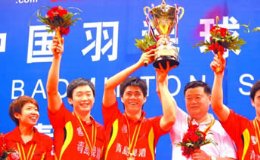 惯偷翻墙盗窃被发现 掏出对讲机通知同伙逃跑-画像