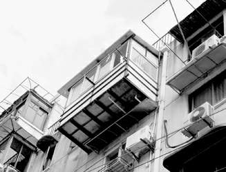 这个小区:八成顶楼擅搭阳光房 这户人家:南北凸